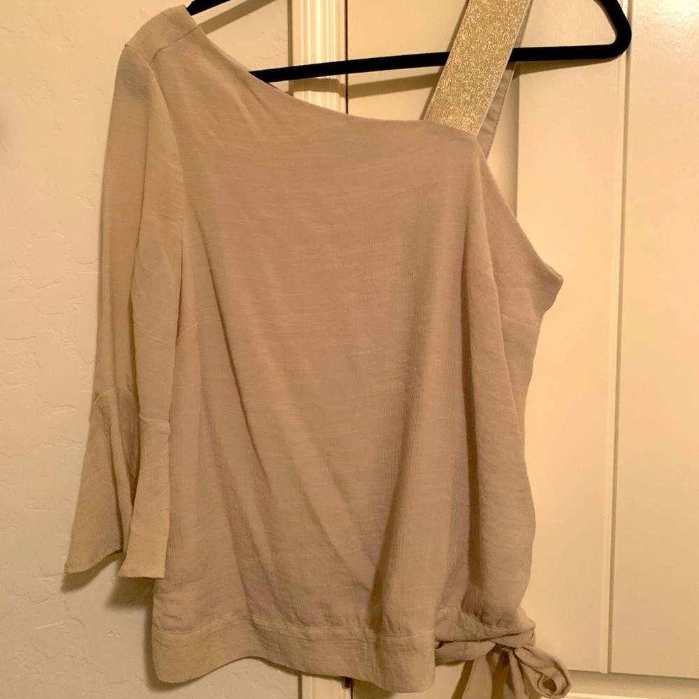 Thalia Sodi
Gauze One-Shoulder Tie-Hem Top. New